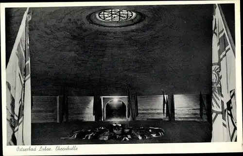 Ak Ostseebad Laboe, Marine Ehrenmal, Blick in Ehrenhalle, Kränze, Fahnen