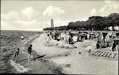 Ak Laboe in Schleswig Holstein, Kieler Förde, Marine Ehrenmal, Strandleben