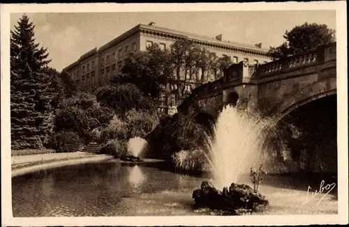 Ak Metz Moselle, Springbrunnen der Esplanade, Justizpalast