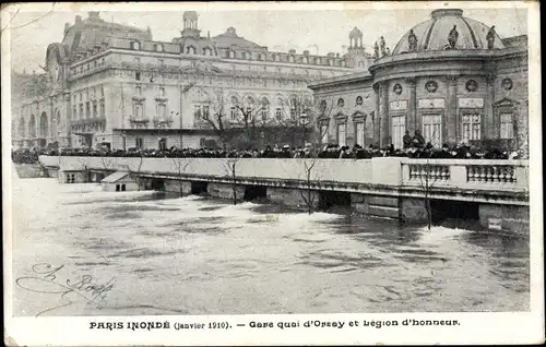 Ak Paris, Inondations 1910, Gare quai d'Orsay et Legion d'honneur, Hochwasser, Schaulustige