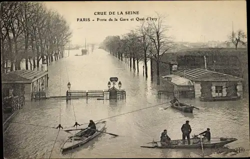 Ak Paris, Les Inondations 1910, Porte de la Gare et Quai d'Ivry, Hochwasser, Ruderboote