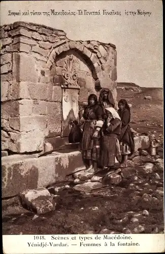 Ak Giannitsa Yenidje Vardar Griechenland, Femmes à la fontaine
