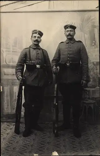 Foto Ak Zwei deutsche Soldaten in Uniformen, Standportrait, Gewehre, Gürteltaschen, I. WK