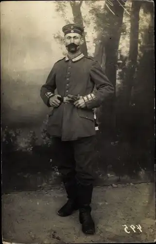 Foto Ak Deutscher Soldat in Uniform, Standportrait, I. WK
