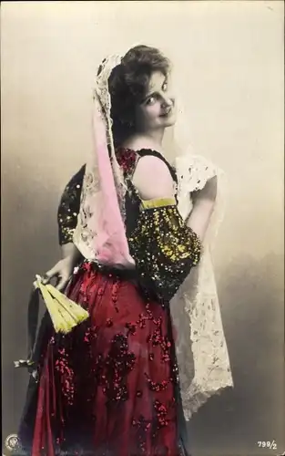 Ak Frau im spanischen Kleid, Spitzentuch, Fächer, NPG 799/2