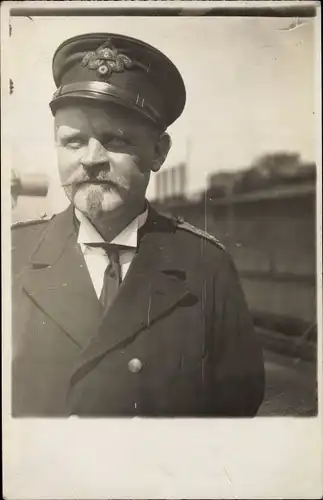 Foto Ak Kapitän eines deutschen Kriegsschiffes, Portrait, Kapitänsmütze
