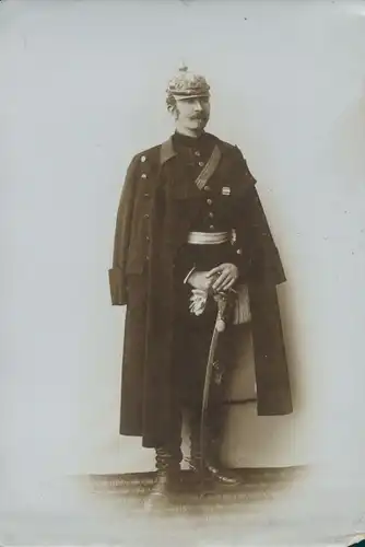 Foto Deutscher Soldat in Uniform, Pickelhaube, Säbel, Mantel, Portrait
