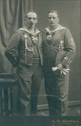 Kabinett Foto Zwei Marine Soldaten der Kaiserlichen Marine, Aug. Fahrenkrug Kiel