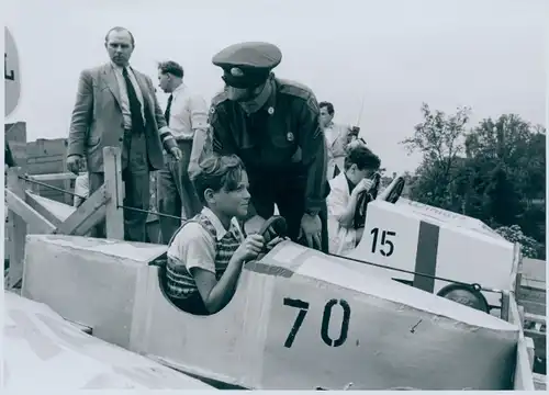 Foto Berlin Kreuzberg, Bert Sass, Seifenkistenrennen am Mehringdamm, US Soldat