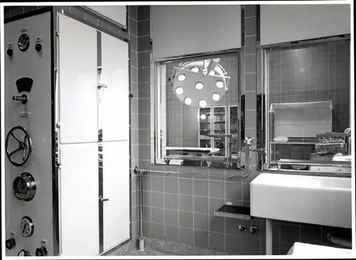 Foto Bert Sass Berlin, Operationssaal eines Krankenhauses, Apparatur