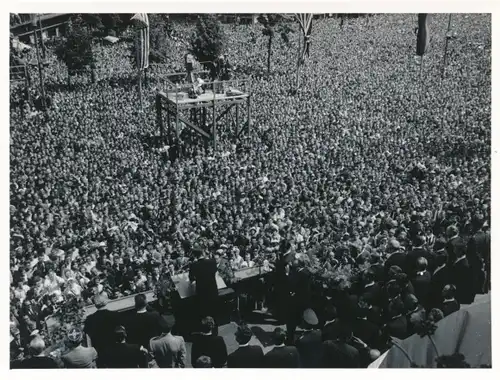 Foto Berlin Schöneberg, Bert Sass, Rathaus, Rede von US Präsident John F. Kennedy 1963, Zuschauer