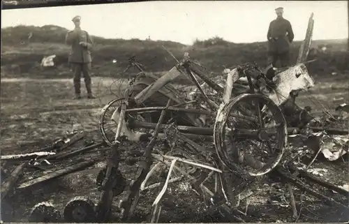 Foto Ak Zerstörtes Französisches Militärflugzeug