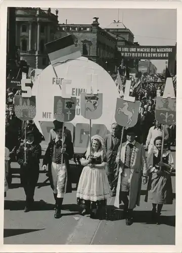 Foto Max Schirner Berlin, Unter den Linden, 1. Maifeier der DDR im Berliner Lustgarten, Wappen