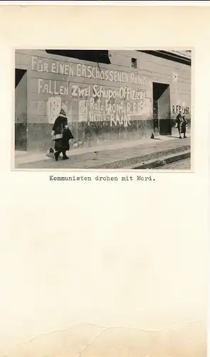 Foto Graffiti Kommunisten drohen mit Mord, ein erschossener Arbeiter, zwei Schupo Offiziere, Berlin