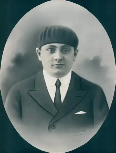 Foto Combalie, Henri, Toulouse, Portraitfotografie, Junger Mann, Anzug, Krawatte, Barett