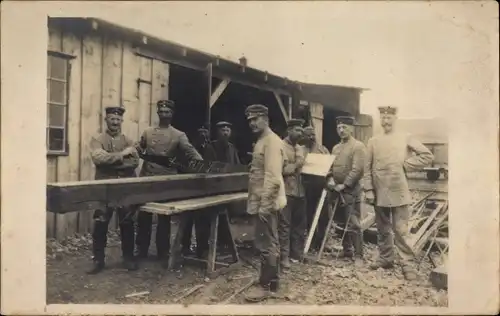 Foto Ak Deutsche Soldaten in Uniformen zersägen einen Holzbalken