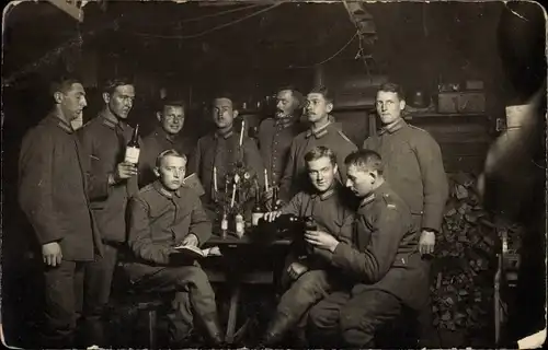 Foto Ak Deutsche Soldaten, WK I, Gruppenbild, Weihnachten
