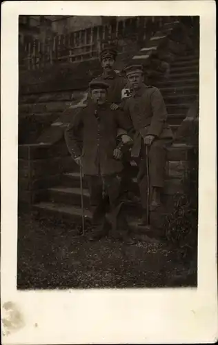 Ak Deutsche Soldaten WK I, Zwei Soldaten und ein Sanitäter in Uniform