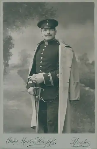 Kabinett Foto Dresden, Standportrait, Soldat, Offizier, Schirmmütze, Säbel, Atelier Martin Herzfeld