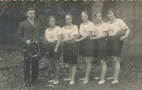 Foto Faustball Damen Mannschaft 1925, Siegerkranz