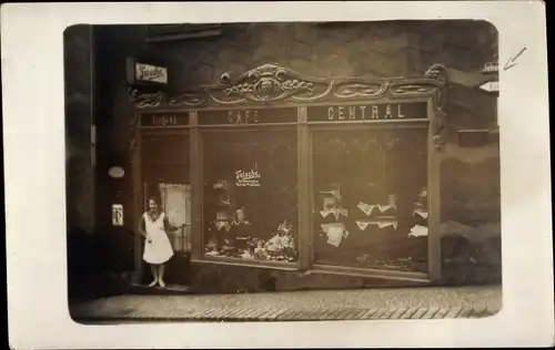 Foto Ak Dresden, Cafe Central, Schaufenster, Kellnerin