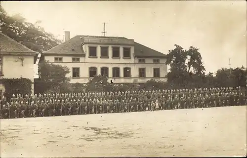 Foto Ak Riesa an der Elbe Sachsen, Deutsche Soldaten in Uniformen