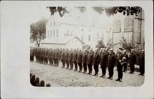 Foto Ak Großbothen Grimma in Sachsen, Feuerwehrmänner beim Appell