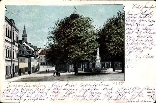 Ak Schneeberg im Erzgebirge, Straßenpartie, Springbrunnen, Wohnhäuser