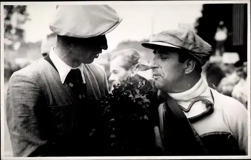 Foto Ak Rennfahrer mit Siegeskranz, Motorrennsport