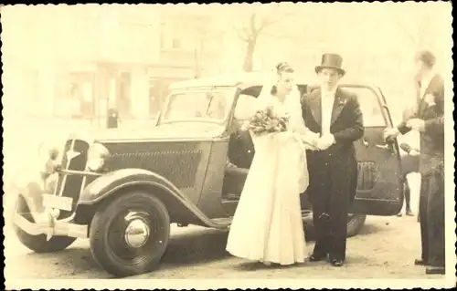 Foto Ak Brautpaar vor einem Automobil