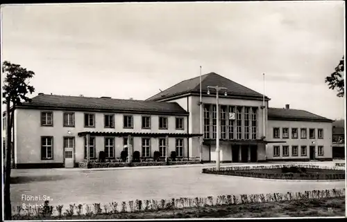 Foto Ak Flöha in Sachsen, Die Straßenseite des Bahnhofs