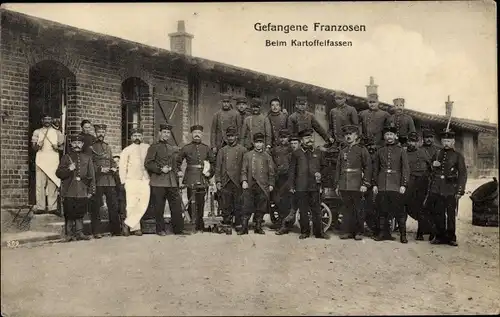 Ak Gefangene Franzosen beim Kartoffelfassen, Kriegsgefangene, Kriegsgefangenenlager, I. WK