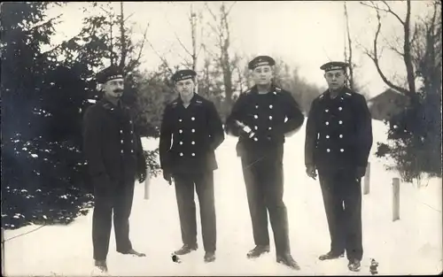 Foto Ak Deutsche Seeleute in Uniform, Kaiserliche Marine, 1916