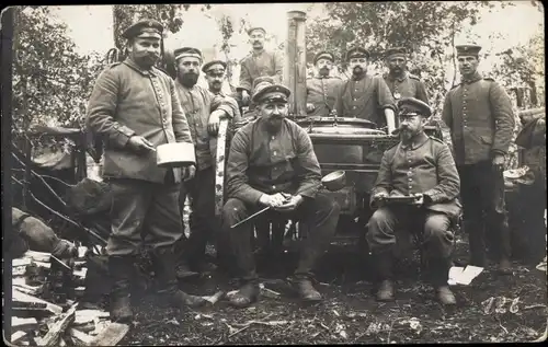 Foto Ak Deutsche Soldaten in Uniformen, Feldküche
