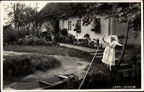 Foto Ak Leipe Lübbenau im Spreewald, Frau in Tracht am Kahn