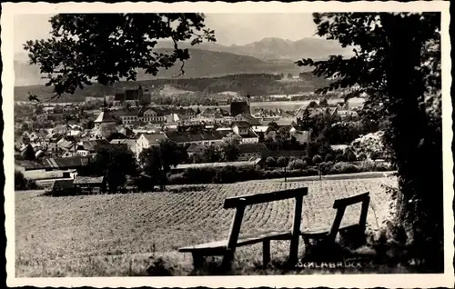 Ak Vöcklabruck Oberösterreich, Blick auf den Ort, Holzbänke