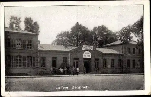 Ak La Fère Aisne, Bahnhof