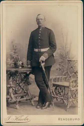 Kabinettfoto Hüseler, J., Rendsburg, Männerportrait, Soldat in Uniform, 1861