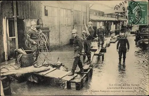 Ak Paris, Crue de la Seine 1910, Sapeurs Pompiers cooperant au sauvetage, Hochwasser, Feuerwehr