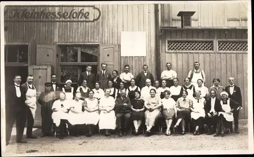 Foto Ak Schwabing München Bayern, Kleinhesselohe, Gruppenaufnahme vor einem Gasthaus