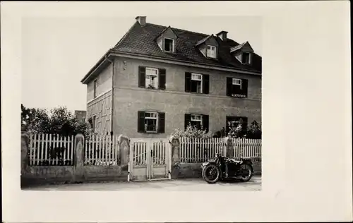 Foto Ak Schwabing München Bayern, Kleinhesselohe, Wohnhaus, Motorrad