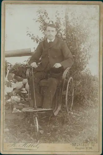 Foto Mühldorf am Inn Oberbayern, Mann in einem Rollstuhl, Fotograf H. Hebbel