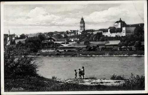 Ak Enns in Oberösterreich, Teilansicht, Kinder am Ufer