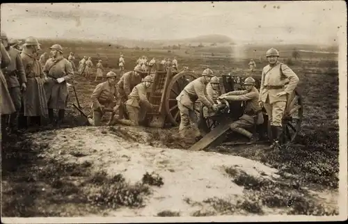 Foto Ak Französische Soldaten in Uniform, Geschütz
