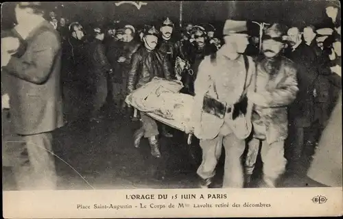 Ak Paris, L'Orage du 15 Juin, Place Saint Augustin, Le Corps de Mme Lavolte, Bergung von Flutopfern