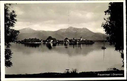 Ak Fraueninsel am Chiemsee, Blick aus der Ferne auf die Insel