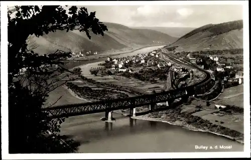 Ak Bullay an der Mosel, Flusspartie mit Brücke und Ortschaft