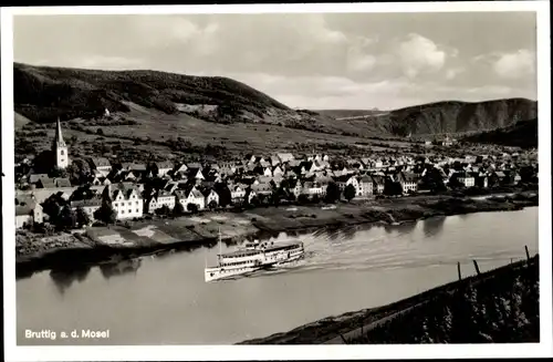 Ak Bruttig in Rheinland Pfalz, Totalansicht vom Ort, Blick über die Mosel, Moseldampfer