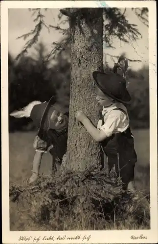 Ak Was sich liebt das neckt sich, Kinder in bayrischen Trachten