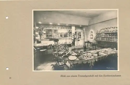 Foto Berlin Charlottenburg, Kurfürstendamm, Trumpf Geschäft, Warenauslage, Pralinen